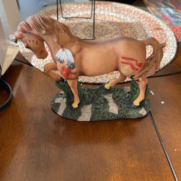 Youngs INC Commanche Horse Statue/BOX EUC - Picture 1 of 8